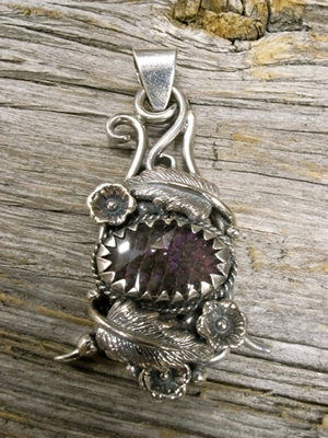 Juvenilia Lizard Flower Pendant Top