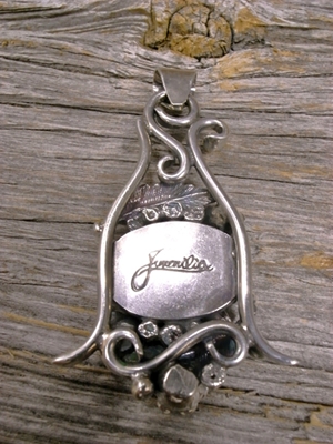 Juvenilia Lizard Flower Pendant Top