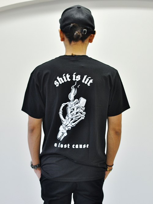 A LOST CAUSE ゴシックロゴTシャツ