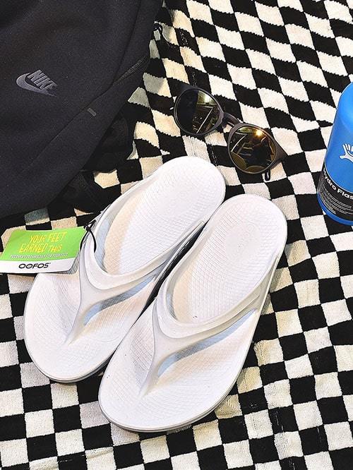 OOFOS リカバリーサンダル OOlala THE AFTER RUN White 再入荷
