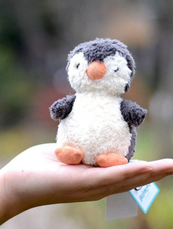Jellycat Peanut Penguin Small　ペンギンの縫いぐるみ　PNS3PN