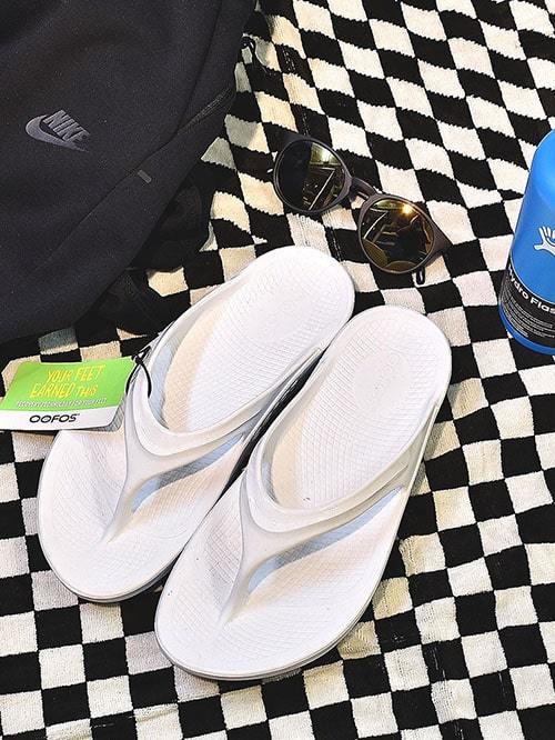 OOFOS リカバリーサンダル OOlala White 再入荷