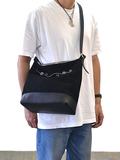 【オーダー生産 予約 】CROSSED ARROWS フラワースタッズ レザーショルダーバッグ BLACK