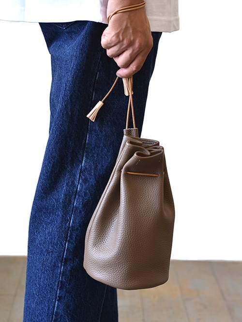 CROSSED ARROWS Leather Purse(巾着)Taupe