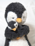 Huddles Penguin　赤ちゃんを抱いたお母さん ペンギン 縫いぐるみ