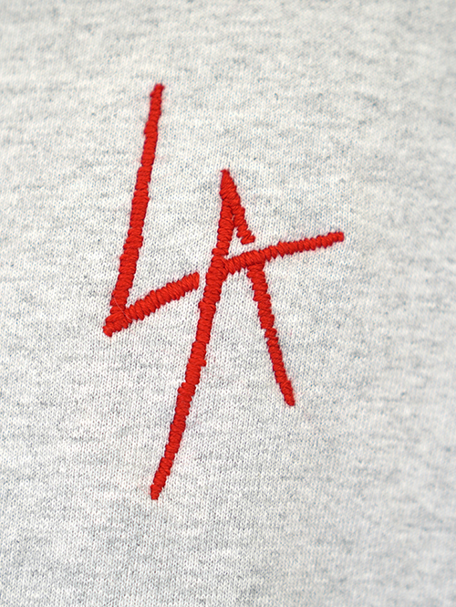 Local Authority 雑誌「SAFARI」掲載　“LAスラッシュ”ロゴ刺繍コットンスウェットシャツ