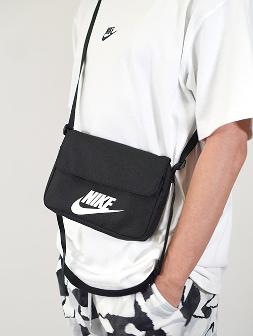 NIKE クロスボディーバッグ（CW9300)