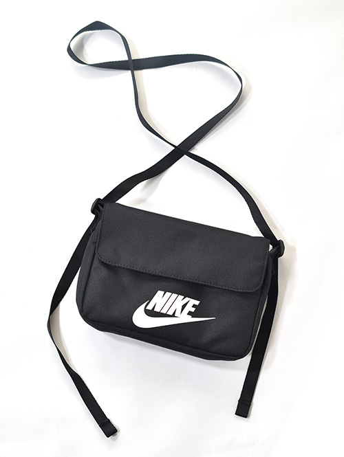 NIKE クロスボディーバッグ（CW9300)