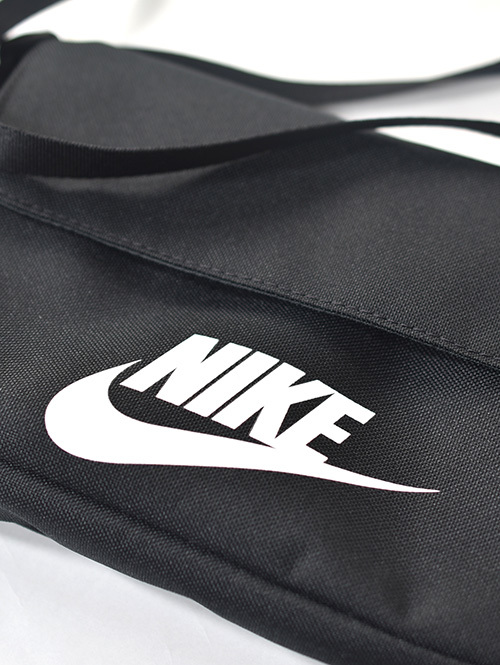NIKE クロスボディーバッグ（CW9300)