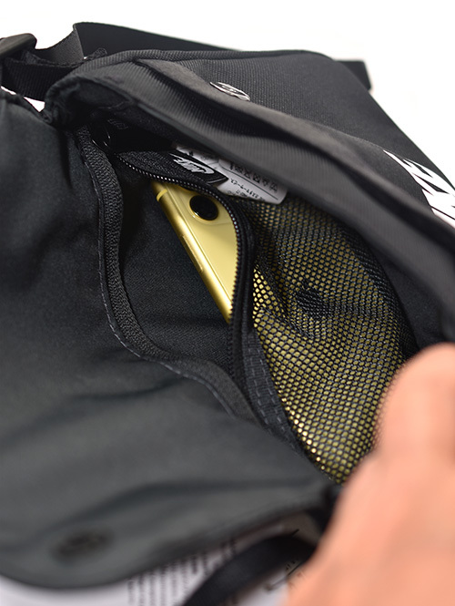 NIKE クロスボディーバッグ（CW9300)