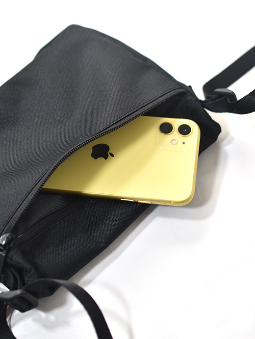 NIKE クロスボディーバッグ（CW9300)