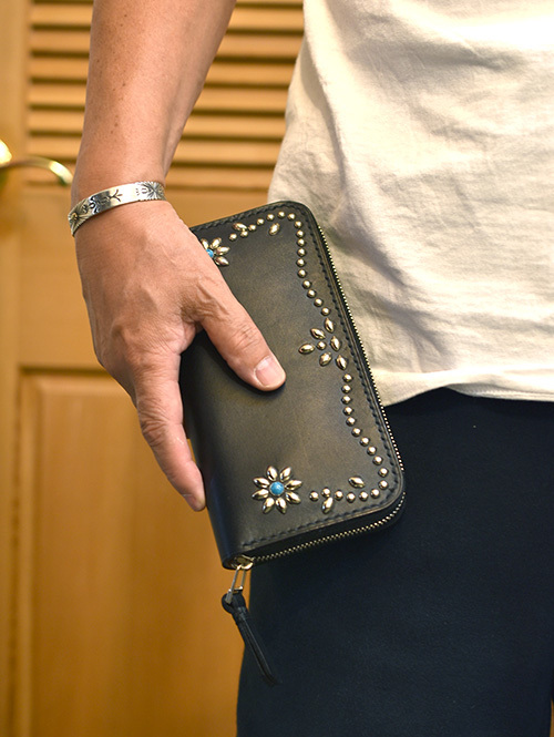 【オーダー生産 予約 】CROSSED ARROWS  Studded　LONG WALLET　BLACK/SILVER TYPE 1　ターコイズ