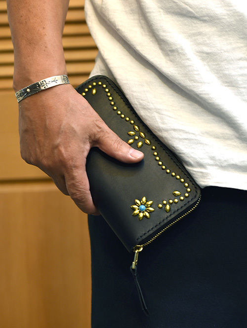 【オーダー生産 予約 】CROSSED ARROWS  Studded　LONG WALLET　BLACK /GOLDTYPE 1　ターコイズ