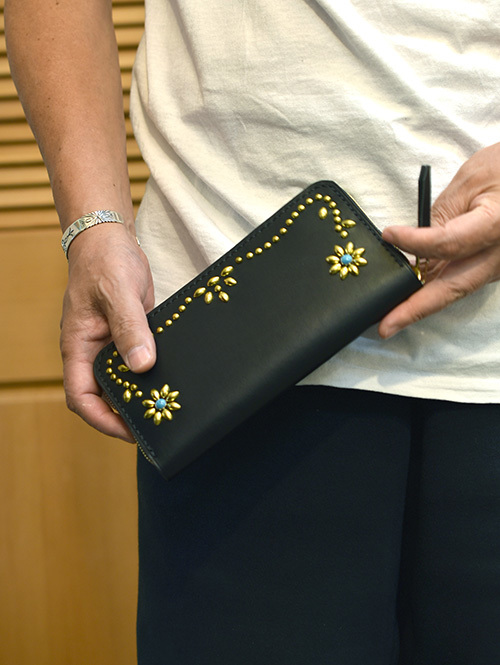 【オーダー生産 予約 】CROSSED ARROWS  Studded　LONG WALLET　BLACK /GOLDTYPE 1　ターコイズ