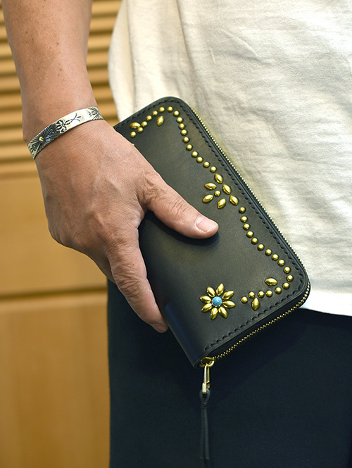 【オーダー生産 予約 】CROSSED ARROWS  Studded　LONG WALLET　BLACK /GOLDTYPE 1　ターコイズ