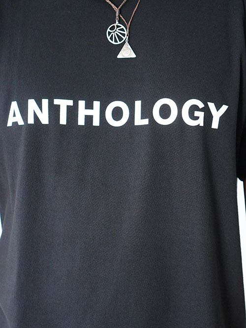 ANTHOLOGY LOGO Tシャツ - Black