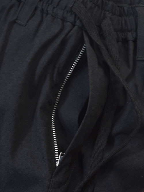 SALUTE HELM スピンドル入りワンタック ワイドパンツ (65015) - Black