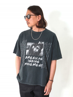 REMI RELIEF　AMERICAN INDIAN MOVEMENT　Tシャツ - Black