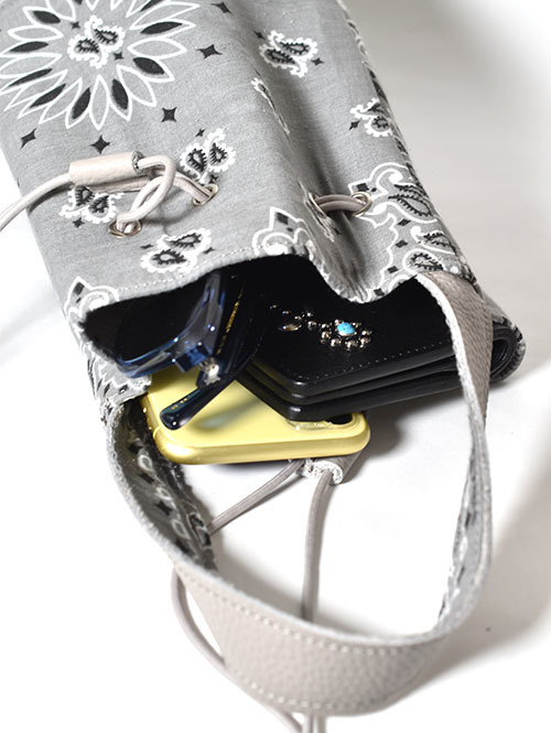 CROSSED ARROWS バンダナ　レザー巾着　Grey