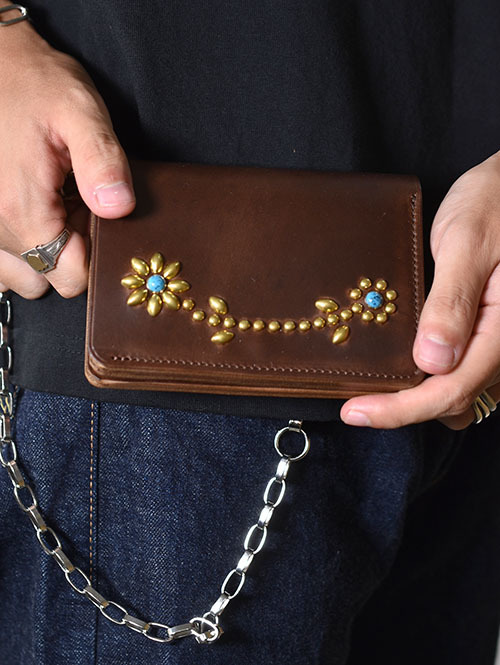 CROSSED ARROWS クロムレザー スタッズ チェーン穴付きトラッカーウォレット- Brown/Gold/Turquoise