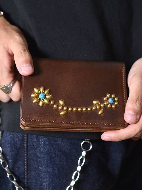 CROSSED ARROWS クロムレザー スタッズ チェーン穴付きトラッカーウォレット- Brown/Gold/Turquoise
