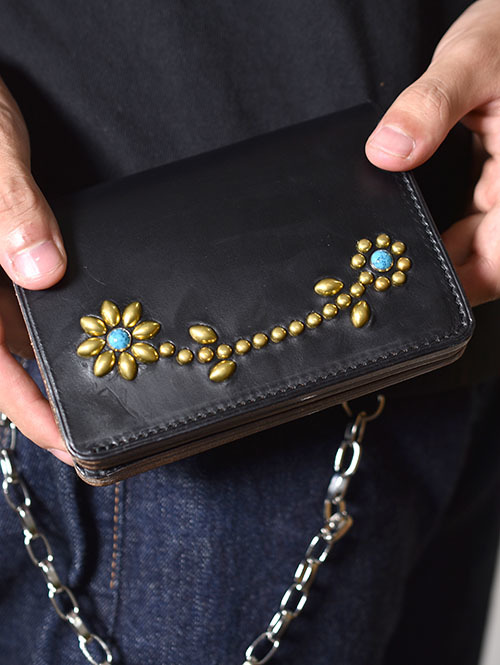 CROSSED ARROWS クロムレザー スタッズ チェーン穴付きトラッカーウォレット- Black/Gold/Turquoise
