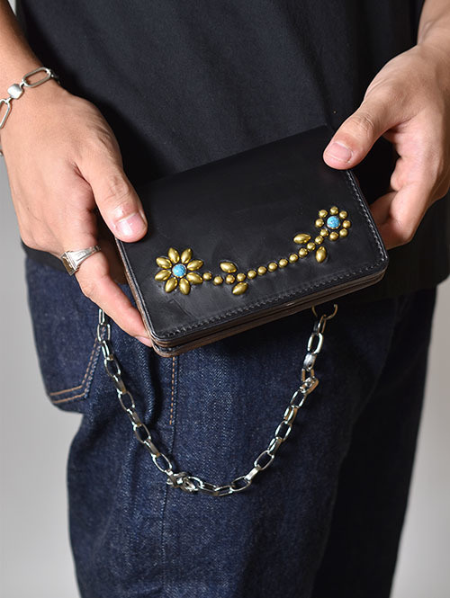 CROSSED ARROWS 　クロムレザー　スタッズ　チェーン穴付きトラッカーウォレット-　Black/Gold/Turquoise