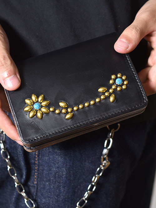 CROSSED ARROWS 　クロムレザー　スタッズ　チェーン穴付きトラッカーウォレット-　Black/Gold/Turquoise