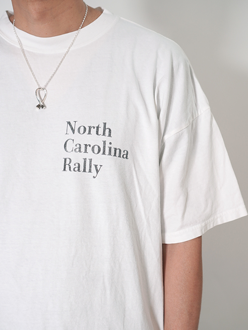 REMI RELIEF  NEW SP加⼯20/天竺BIGサイズ T（North Carolina Rally)  - Off White