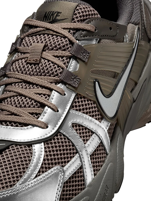 最終セール　NIKE/ナイキ/V2K RUN/HQ1678-200