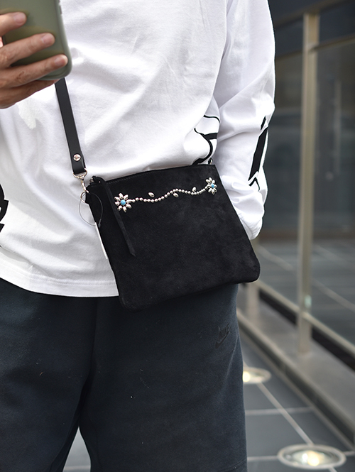 CROSSED  ARROWS  バックスキン レザースタッズ　サコッシュバッグ 　ストレートフラワー　
