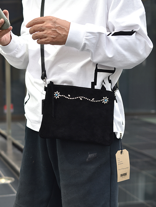 CROSSED  ARROWS  バックスキン レザースタッズ　サコッシュバッグ 　ストレートフラワー　