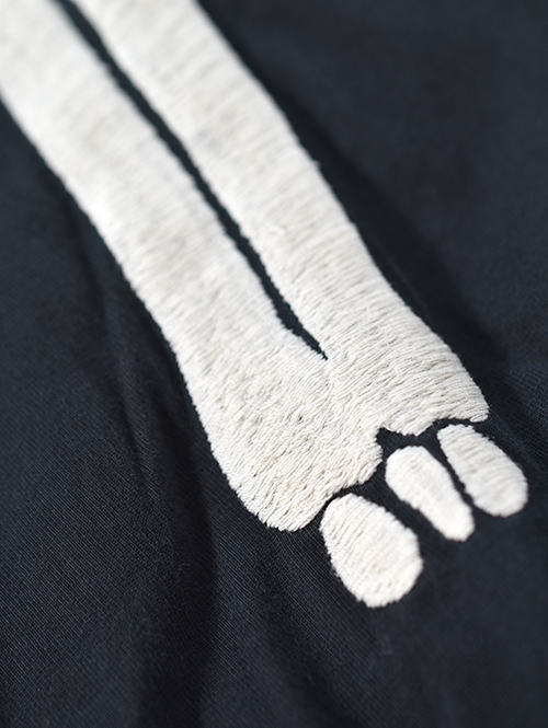 REMI RELIEF | ボーン刺繍 25/-天竺ロンT（BONE）