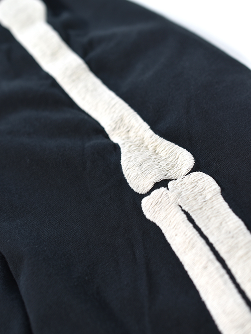 REMI RELIEF | ボーン刺繍 25/-天竺ロンT（BONE）